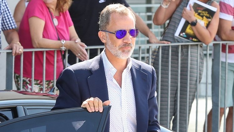 El Rey Felipe con gafas de sol a su llegada al hospital para visitar al Rey Juan Carlos