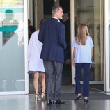 El Rey Felipe y la Infanta Sofía durante su visita hospitalaria al Rey Juan Carlos