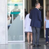 El Rey Felipe y la Infanta Sofía durante su visita hospitalaria al Rey Juan Carlos