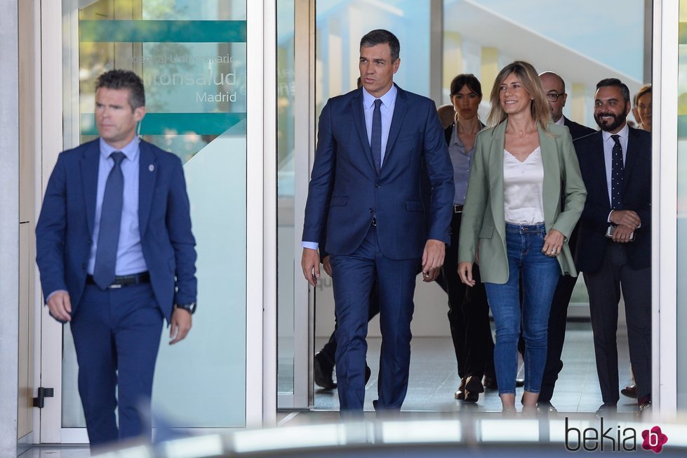Pedro Sánchez y Begoña Gómez visitan al Rey Juan Carlos en el hospital