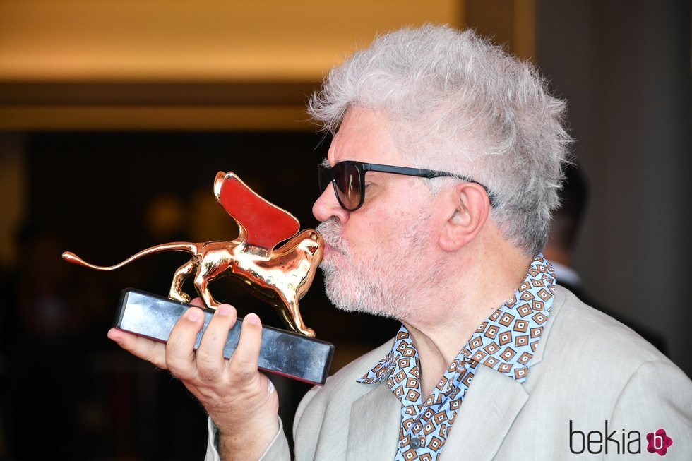 Pedro Almodóvar besando el León de Oro de Honor en la Mostra de Venecia 2019