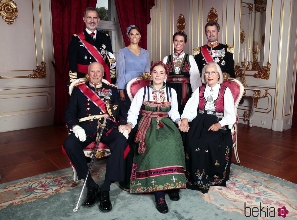 La Princesa Ingrid Alexandra acompañada de sus padrinos en el día de su Confirmación