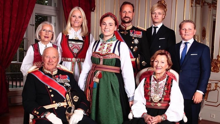 La Princesa Ingrid Alexandra de Noruega acompañada por sus hermanos, sus padres y sus abuelos en el día de su Confirmación