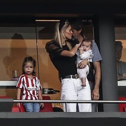 Carla Pereyra con sus dos hijas en un partido del Atleti