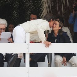 La Infanta Elena y Cayetano Martínez de Irujo besándose en presencia de la Infanta Pilar