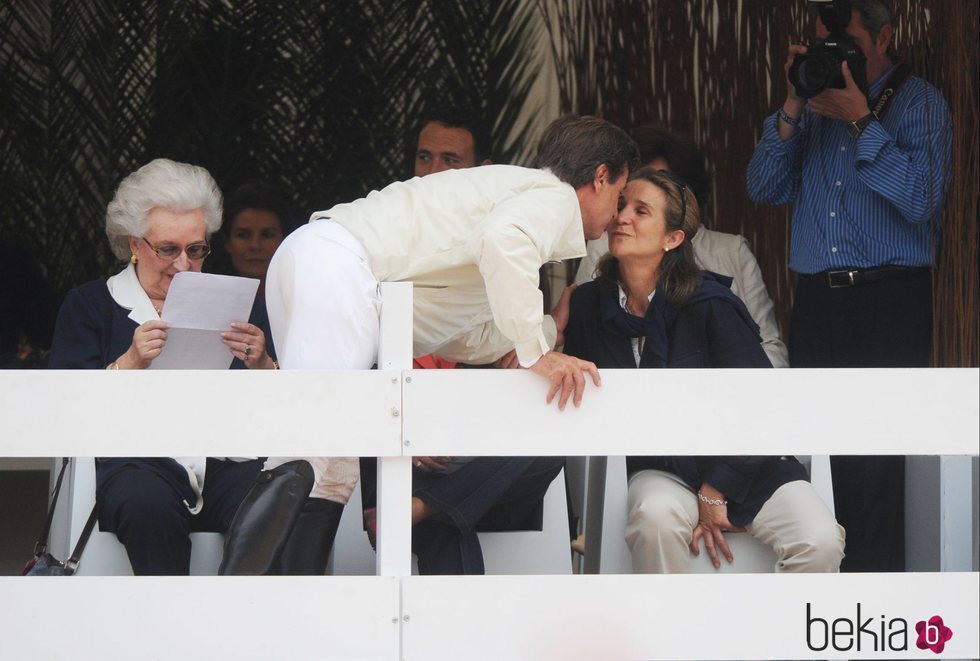 La Infanta Elena y Cayetano Martínez de Irujo besándose en presencia de la Infanta Pilar
