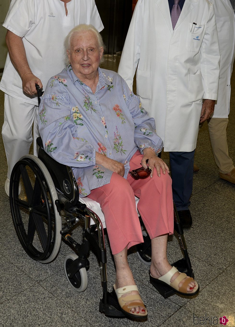 La Infanta Pilar tras recibir el alta hospitalaria en Palma
