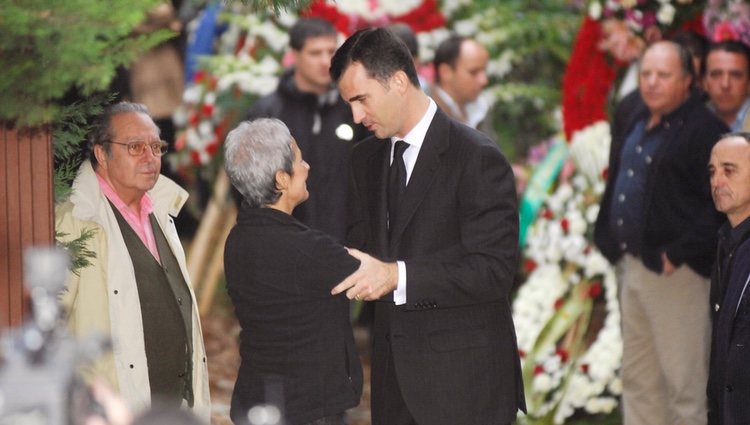 El Rey Felipe VI da el pésame a la mujer de Paco Fernández Ochoa tras su muerte