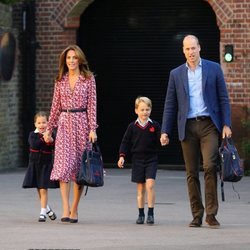 Los Duques de Cambrigde llevan a sus hijos Jorge y Carlota a su primer día de colegio