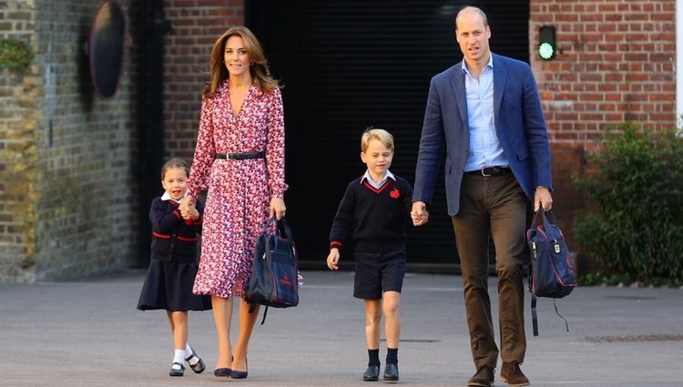Los Duques de Cambrigde llevan a sus hijos Jorge y Carlota a su primer día de colegio