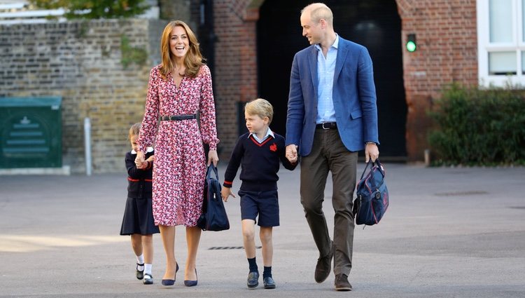 La Princesa Carlota, muy tímida en su primer día de cole junto a los Duques de Cambridge y el Príncipe Jorge