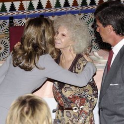 La Reina Letiza saluda a la Duquesa de Alba en presencia de Cayetano Martínez de Irujo
