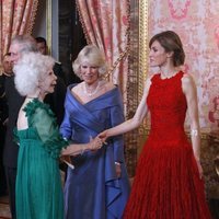 La Reina Letizia saluda a la Duquesa de Alba en presencia de Camilla Parker