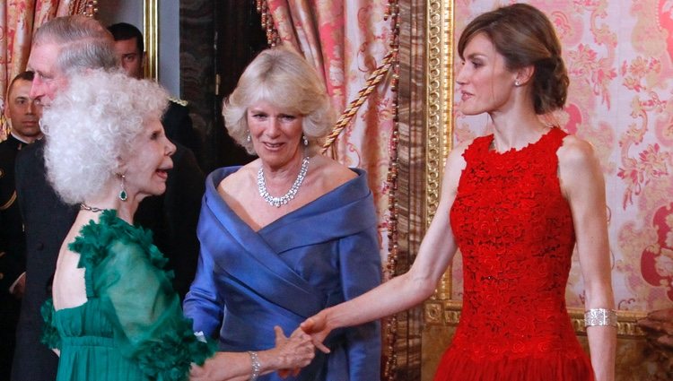 La Reina Letizia saluda a la Duquesa de Alba en presencia de Camilla Parker