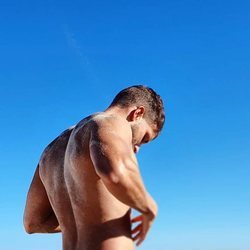 Pablo Alborán presume de músculos tomando el sol en la playa