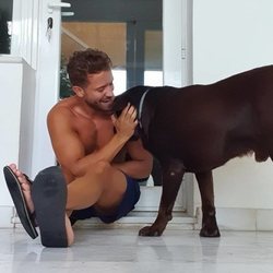 Pablo Alborán junto a su perro Terral