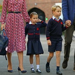 La Princesa Carlota en su primer día de colegio junto al Príncipe Jorge