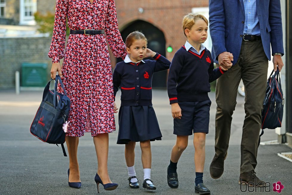 La Princesa Carlota en su primer día de colegio junto al Príncipe Jorge