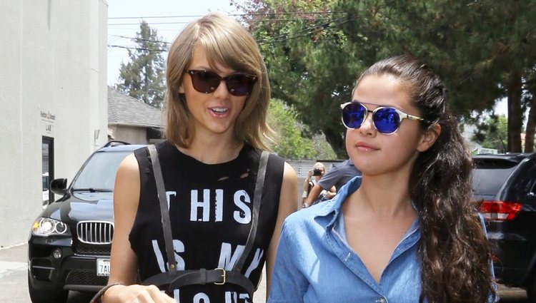 Selena Gomez y Taylor Swift paseando por calle