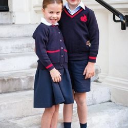 El Príncipe Jorge y la Princesa Carlota en su primer día de colegio