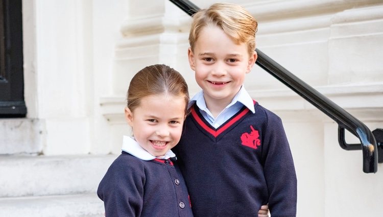 El Príncipe Jorge y la Princesa Carlota en su primer día de colegio