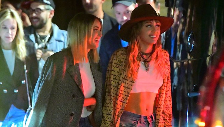 Miley Cyrus y Kaitlynn Carter juntas de la mano paseando por Nueva York