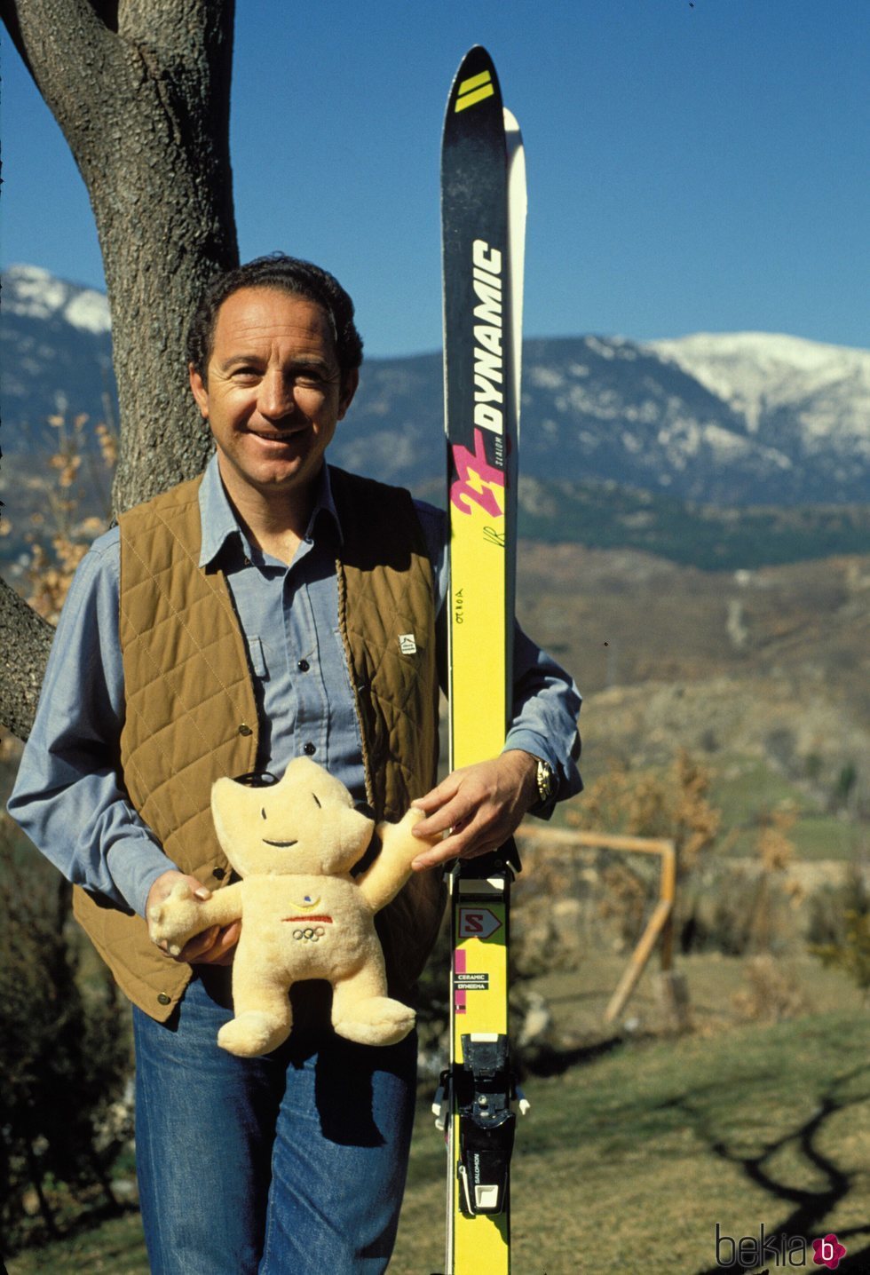 Paco Fernández Ochoa con la mascota de los Juegos Olímpicos de Barcelona de 1992