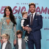 Sergio Ramos y Pilar Rubio con sus hijos en la presentación de 'El corazón de Sergio Ramos'