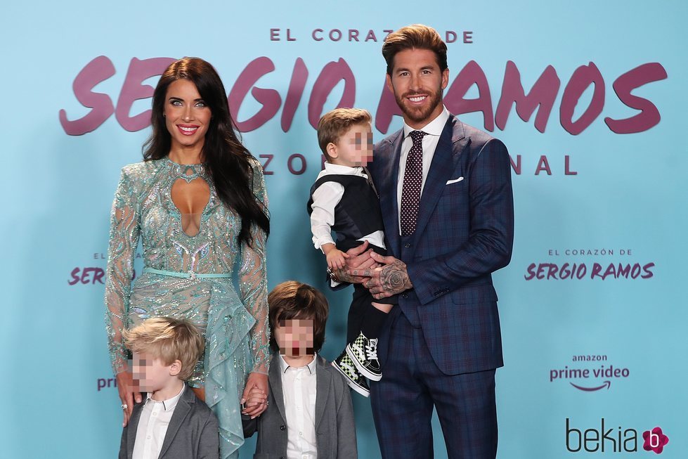 Sergio Ramos y Pilar Rubio con sus hijos en la presentación de 'El corazón de Sergio Ramos'