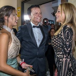 Gloria Camila y José Ortega Cano saludando a Ana Obregón en los Premios Escaparate 2019