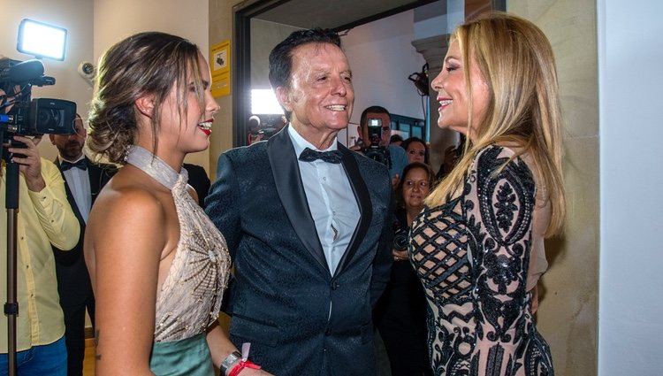 Gloria Camila y José Ortega Cano saludando a Ana Obregón en los Premios Escaparate 2019