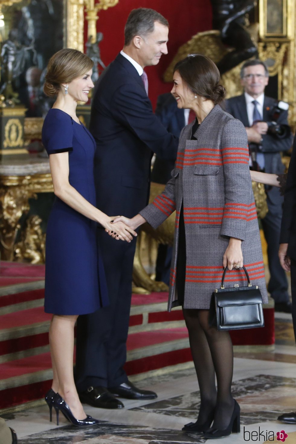 La Reina Letizia saludando a su estilista Eva Fernández en un acto oficial