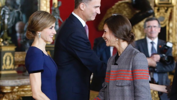 La Reina Letizia saludando a su estilista Eva Fernández en un acto oficial