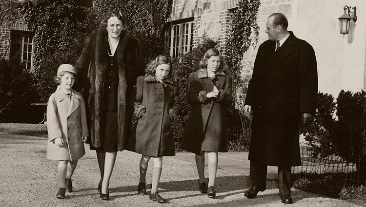Los Príncipes Olav y Marta de Noruega con sus hijos Harald, Ragnhild y Astrid