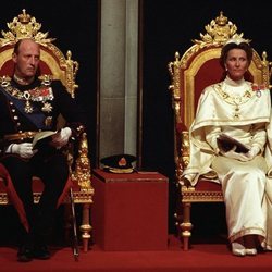 Los Reyes Harald y Sonia de Noruega el día de su coronación