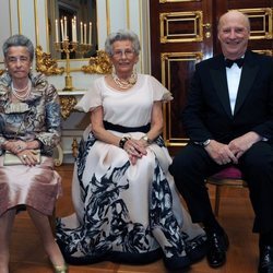 El Rey Harald de Noruega con las princesas Ragnhild y Astrid