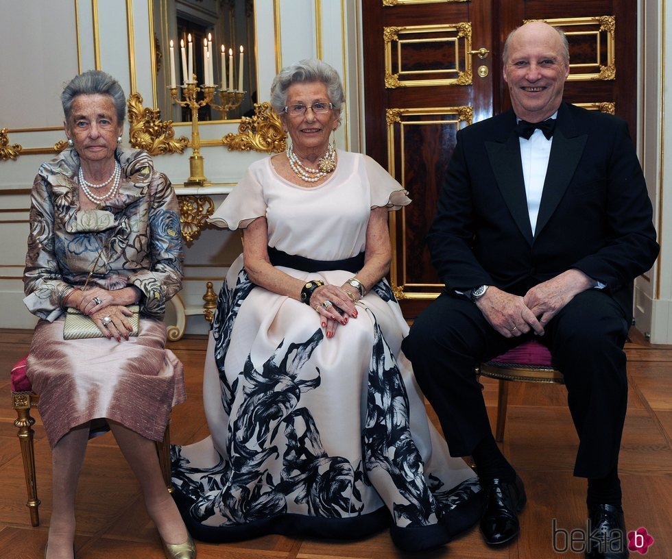 El Rey Harald de Noruega con las princesas Ragnhild y Astrid