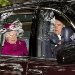 La Reina Isabel y el Duque de York, de camino a misa en Balmoral