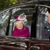 La Reina Isabel y el Duque de York, de camino a misa en Balmoral