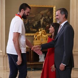 Los Reyes Felipe y Letizia saludan a Marc Gasol tras la victoria de la Selección Española de Baloncesto en el Mundial 2019