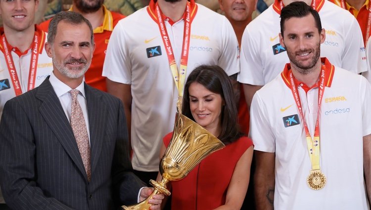 Los Reyes Felipe y Letizia y Rudy Fernández en la audiencia a la Selección Española de Baloncesto por su victoria en el Mundial 2019