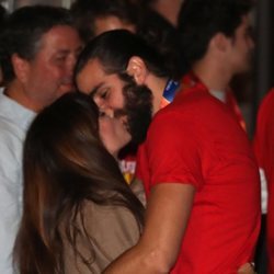 Ricky Rubio besando a su novia tras ganar el Mundial de China de baloncesto