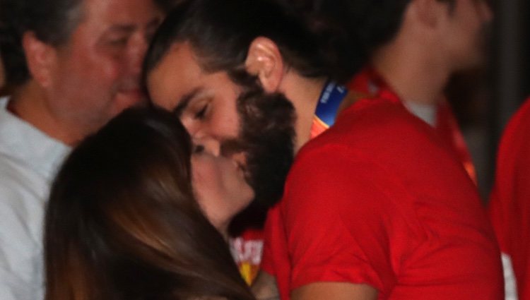 Ricky Rubio besando a su novia tras ganar el Mundial de China de baloncesto