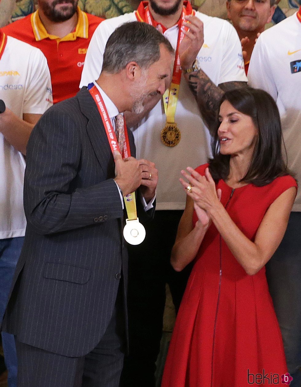 La Reina Letizia se niega a que el Rey Felipe le ponga la medalla del Mundial de Baloncesto 2019