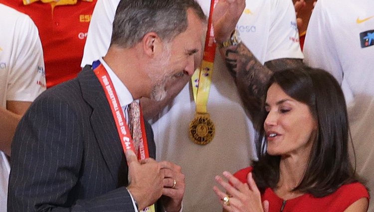 La Reina Letizia se niega a que el Rey Felipe le ponga la medalla del Mundial de Baloncesto 2019
