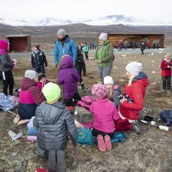 Haakon y Mette-Marit de Noruega con unos niños en Hjerkinn