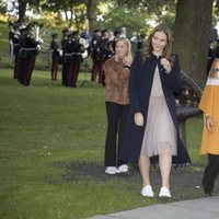 Ingrid Alexandra de Noruega y Sonia de Noruega en el parque de esculturas Princesa Ingrid Alexandra de Oslo