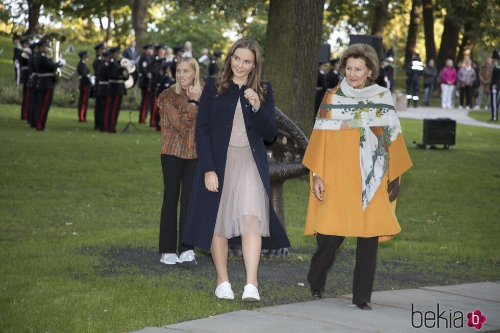 Ingrid Alexandra de Noruega y Sonia de Noruega en el parque de esculturas Princesa Ingrid Alexandra de Oslo