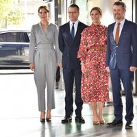 Federico y Mary de Dinamarca con Victoria y Daniel de Suecia en una conferencia de industria danesa en Copenhague