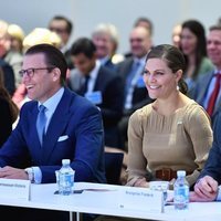 Victoria y Daniel de Suecia, muy sonrientes con Federico de Dinamarca en un foro de negocios en Copenhague